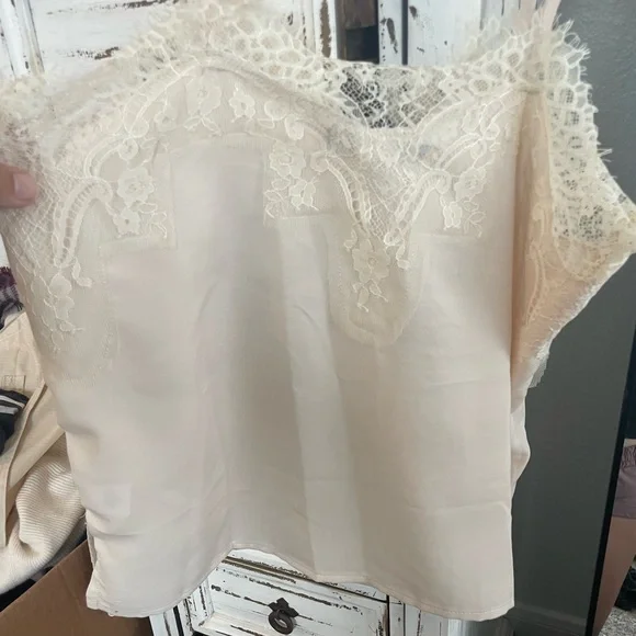 Light blush lace camisole - Picture 2 of 5